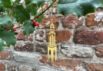 De trots van Deventer, de Lebuinustoren voor in de kerstboom. Te koop in de webshop van Holy Cow.
